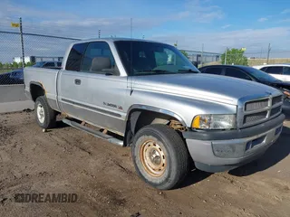 2001 Dodge 1500 z VIN 3B7HF13ZX1M530895, wystawiony jako IAAI lot #42350454 z przebiegiem 190 897 mil mil oraz . Historia ofert i sprzedaży dostępna na DreamBid. Obrazek 1.