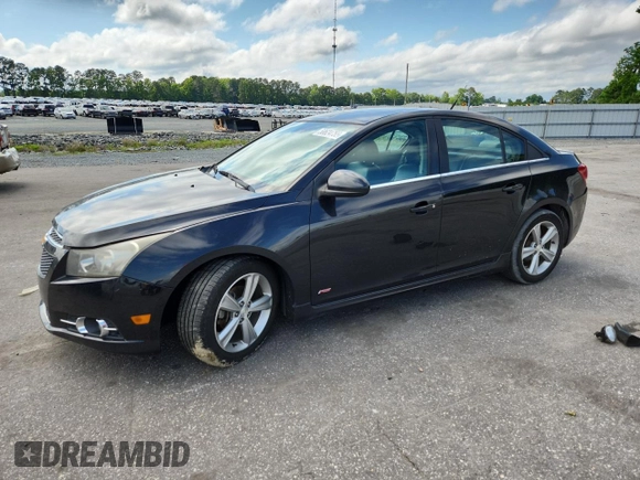 2014 Chevrolet Cruze 2LT z VIN 1G1PE5SB5E7120878, wystawiony jako Copart lot #58624755 z przebiegiem 121 644 mil mil oraz Szkoda całkowita • Salvage title. Historia ofert i sprzedaży dostępna na DreamBid. Obrazek 1.