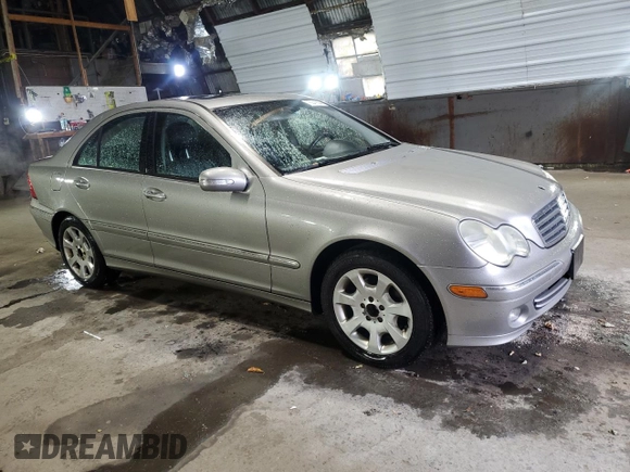 2005 Mercedes-Benz C 320 z VIN WDBRF84J65F557876, wystawiony jako Copart lot #76041884 z przebiegiem 113 664 mil mil oraz Czysty tytuł • Clean title. Historia ofert i sprzedaży dostępna na DreamBid. Obrazek 4.