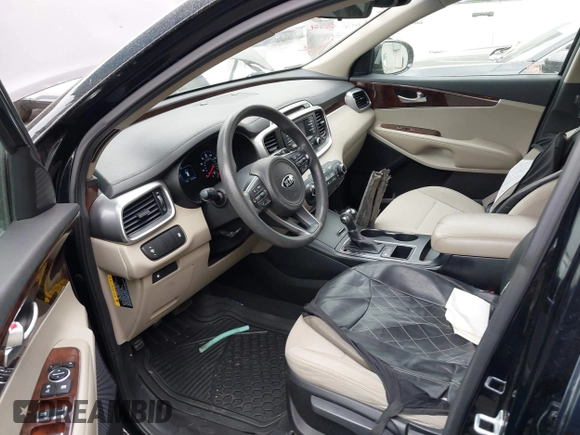 2016 Kia Sorento LX z VIN 5XYPGDA57GG037286, wystawiony jako IAAI lot #42479020 z przebiegiem 197 478 mil mil oraz . Historia ofert i sprzedaży dostępna na DreamBid. Obrazek 18.