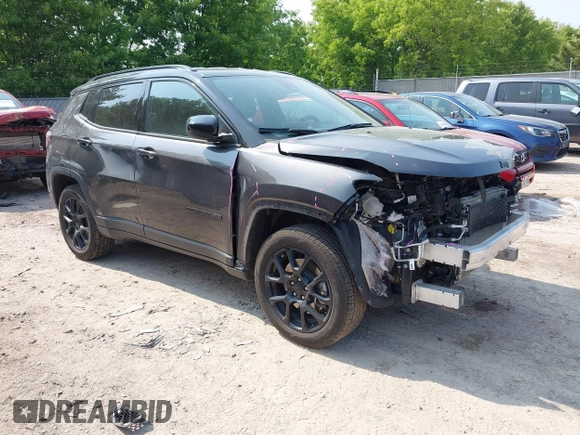 2023 Jeep Compass Latitude z VIN 3C4NJDBNXPT520349, wystawiony jako IAAI lot #42393852 z przebiegiem 45 340 mil mil oraz . Historia ofert i sprzedaży dostępna na DreamBid. Obrazek 1.