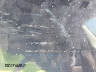 2023 Tesla Model 3 z VIN 5YJ3E1EA8PF403113, wystawiony jako IAAI lot #41967532 z przebiegiem 19 545 mil mil oraz . Historia ofert i sprzedaży dostępna na DreamBid. Obrazek 7.