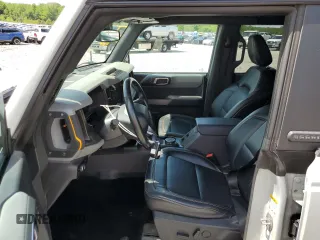 2023 Ford Bronco z VIN 1FMEE5DP8PLB29801, wystawiony jako Copart lot #55086715 z przebiegiem 14 826 mil mil oraz Szkoda całkowita • Salvage title. Historia ofert i sprzedaży dostępna na DreamBid. Obrazek 7.