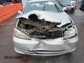 2002 Toyota Camry LE z VIN 4T1BE32K92U102107, wystawiony jako IAAI lot #41956837 z przebiegiem 239 106 mil mil oraz . Historia ofert i sprzedaży dostępna na DreamBid. Obrazek 6.