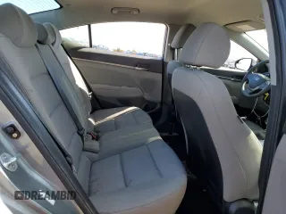 2018 Hyundai Elantra SE z VIN KMHD74LF5JU668225, wystawiony jako Copart lot #57252815 z przebiegiem 61 890 mil mil oraz Tytuł czysty. Historia ofert i sprzedaży dostępna na DreamBid. Obrazek 10.