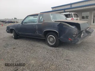 1983 Oldsmobile Cutlass Supreme z VIN 1G3AR47A1DM520447, wystawiony jako Copart lot #58216235 z przebiegiem 88 361 mil mil oraz Szkoda całkowita • Salvage title. Historia ofert i sprzedaży dostępna na DreamBid. Obrazek 2.