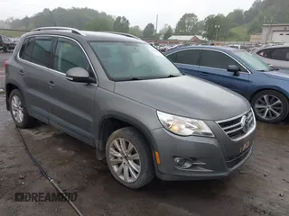 2010 Volkswagen Tiguan Wolfsburg Edition z VIN WVGBV7AX3AW511601, wystawiony jako IAAI lot #42306282 z przebiegiem 126 926 mil mil oraz . Historia ofert i sprzedaży dostępna na DreamBid. Obrazek 1.