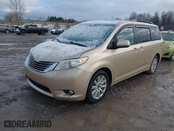 2012 Toyota Sienna XLE z VIN 5TDDK3DCXCS047040, wystawiony jako IAAI lot #41494904 z przebiegiem 117 696 mil mil oraz . Historia ofert i sprzedaży dostępna na DreamBid. Obrazek 2.