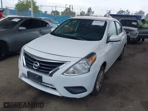 2019 Nissan Versa SV z VIN 3N1CN7AP1KL838940, wystawiony jako IAAI lot #42191914 z przebiegiem 72 374 mil mil oraz . Historia ofert i sprzedaży dostępna na DreamBid. Obrazek 2.