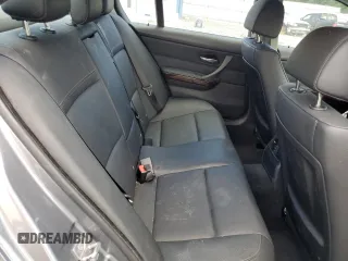 2010 BMW 3 Series 328i xDrive z VIN WBAPK5C56AA647752, wystawiony jako Copart lot #64165885 z przebiegiem 97 797 mil mil oraz Szkoda całkowita • Salvage title. Historia ofert i sprzedaży dostępna na DreamBid. Obrazek 10.