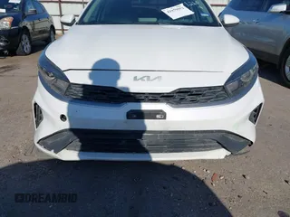 2022 Kia Forte LXS z VIN 3KPF24AD9NE490305, wystawiony jako IAAI lot #41979052 z przebiegiem 80 334 mil mil oraz . Historia ofert i sprzedaży dostępna na DreamBid. Obrazek 6.