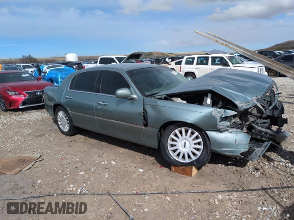 2005 Lincoln Town Car Signature z VIN 1LNHM81W75Y608000, wystawiony jako Copart lot #51570675 z przebiegiem 107 860 mil mil oraz Szkoda całkowita • Salvage title. Historia ofert i sprzedaży dostępna na DreamBid. Obrazek 4.