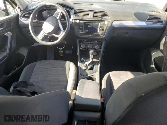 2023 Volkswagen Tiguan S z VIN 3VVRB7AXXPM133914, wystawiony jako Copart lot #61831495 z przebiegiem 46 450 mil mil oraz Szkoda całkowita • Salvage title. Historia ofert i sprzedaży dostępna na DreamBid. Obrazek 8.