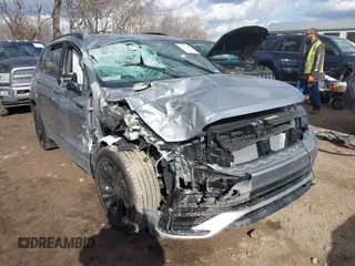 2024 Volkswagen Tiguan SE R-Line Black z VIN 3VVCB7AX2RM209005, wystawiony jako IAAI lot #41694881 z przebiegiem 1 421 mil mil oraz . Historia ofert i sprzedaży dostępna na DreamBid. Obrazek 1.