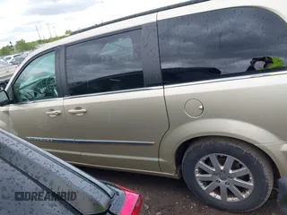 2011 Chrysler Town & Country Touring L z VIN 2A4RR8DG6BR677303, wystawiony jako IAAI lot #42168348 z przebiegiem 237 886 mil mil oraz . Historia ofert i sprzedaży dostępna na DreamBid. Obrazek 14.