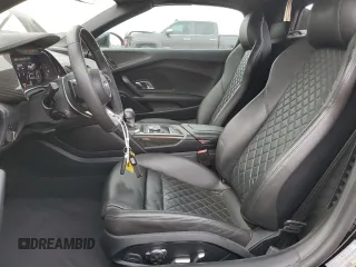 2018 Audi R8 z VIN WUAVACFX8J7900987, wystawiony jako Copart lot #45409684 z przebiegiem 6572 mil mil oraz . Historia ofert i sprzedaży dostępna na DreamBid. Obrazek 7.
