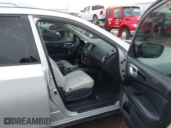 2018 Nissan Pathfinder S z VIN 5N1DR2MN7JC621109, wystawiony jako IAAI lot #42184064 z przebiegiem 135 902 mil mil oraz . Historia ofert i sprzedaży dostępna na DreamBid. Obrazek 5.