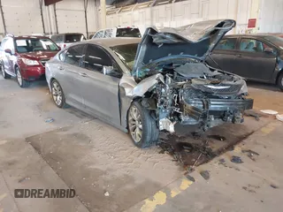 2015 Chrysler 200 S z VIN 1C3CCCDG2FN610754, wystawiony jako IAAI lot #42068842 z przebiegiem 61 346 mil mil oraz . Historia ofert i sprzedaży dostępna na DreamBid. Obrazek 1.