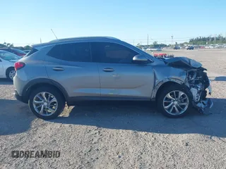 2023 Buick Encore GX Essence z VIN KL4MMFSL5PB124516, wystawiony jako IAAI lot #41293629 z przebiegiem 7 412 mil mil oraz . Historia ofert i sprzedaży dostępna na DreamBid. Obrazek 13.