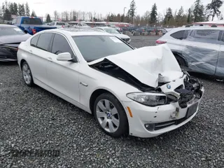 2013 BMW 5 Series 528i xDrive with VIN WBAXH5C54DDW13438, listed as a IAAI auction lot 41851954 with 122,653 mi miles. Bid and sale history available at carsss.com. Image 1.