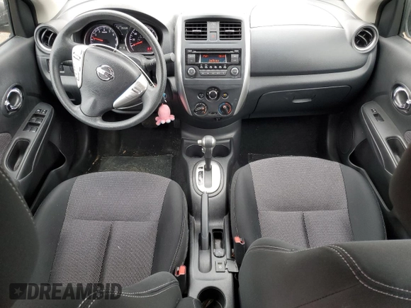 2015 Nissan Versa SV z VIN 3N1CN7AP1FL803434, wystawiony jako Copart lot #55703535 z przebiegiem 35 500 mil mil oraz Szkoda całkowita • Salvage title. Historia ofert i sprzedaży dostępna na DreamBid. Obrazek 8.