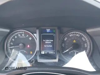 2022 Toyota Tacoma SR5 z VIN 3TMDZ5BN7NM140340, wystawiony jako IAAI lot #42060227 z przebiegiem 25 992 mil mil oraz . Historia ofert i sprzedaży dostępna na DreamBid. Obrazek 7.