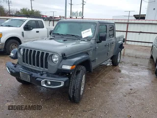 2023 Jeep Gladiator Sport S z VIN 1C6HJTAG3PL523140, wystawiony jako IAAI lot #41719004 z przebiegiem 34 014 mil mil oraz . Historia ofert i sprzedaży dostępna na DreamBid. Obrazek 2.
