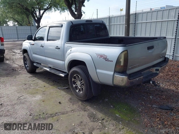 2005 Toyota Tacoma PreRunner z VIN 3TMJU62N15M003398, wystawiony jako IAAI lot #42490056 z przebiegiem 246 125 mil mil oraz . Historia ofert i sprzedaży dostępna na DreamBid. Obrazek 3.