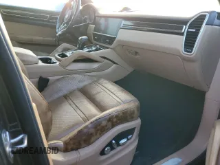 2019 Porsche Cayenne z VIN WP1AA2AYXKDA04925, wystawiony jako Copart lot #65714972 z przebiegiem Nie podano mil oraz . Historia ofert i sprzedaży dostępna na DreamBid. Obrazek 5.