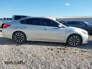 2017 Nissan Altima SL z VIN 1N4AL3AP7HC145805, wystawiony jako IAAI lot #41391734 z przebiegiem 121 753 mil mil oraz . Historia ofert i sprzedaży dostępna na DreamBid. Obrazek 13.