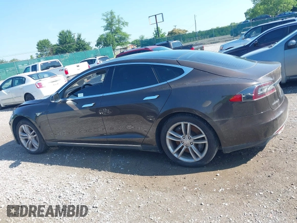 2013 Tesla Model S z VIN 5YJSA1DN6DFP03367, wystawiony jako IAAI lot #42565978 z przebiegiem 105 945 mil mil oraz . Historia ofert i sprzedaży dostępna na DreamBid. Obrazek 13.