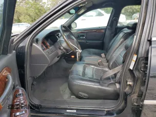 2001 Lincoln Town Car Executive z VIN 1LNHM81W11Y647756, wystawiony jako Copart lot #54741135 z przebiegiem 191 580 mil mil oraz Szkoda całkowita • Salvage title. Historia ofert i sprzedaży dostępna na DreamBid. Obrazek 7.