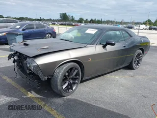 2016 Dodge Challenger R/T Scat Pack z VIN 2C3CDZFJ2GH254938, wystawiony jako IAAI lot #40888589 z przebiegiem 114 582 mil mil oraz . Historia ofert i sprzedaży dostępna na DreamBid. Obrazek 2.
