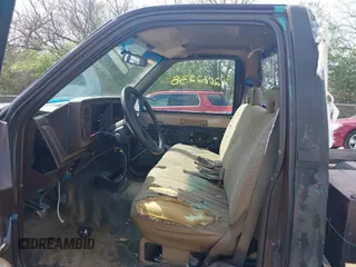 1994 Chevrolet Silverado 2500 z VIN 1GCFC24K6RE155578, wystawiony jako IAAI lot #42062238 z przebiegiem 303 962 mil mil oraz . Historia ofert i sprzedaży dostępna na DreamBid. Obrazek 5.