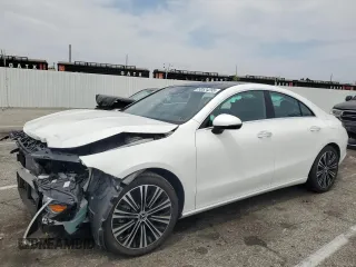 2023 Mercedes-Benz CLA 250 z VIN W1K5J4GB8PN341392, wystawiony jako Copart lot #58524295 z przebiegiem 18 035 mil mil oraz Szkoda całkowita • Salvage title. Historia ofert i sprzedaży dostępna na DreamBid. Obrazek 1.