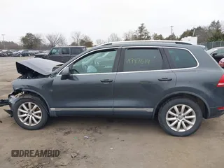 2012 Volkswagen Touareg Sport z VIN WVGEF9BP5CD011717, wystawiony jako IAAI lot #41787614 z przebiegiem 138 127 mil mil oraz . Historia ofert i sprzedaży dostępna na DreamBid. Obrazek 14.