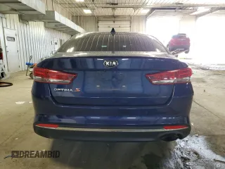 2018 Kia Optima LX z VIN 5XXGT4L33JG250352, wystawiony jako Copart lot #56005915 z przebiegiem 68 430 mil mil oraz Czysty tytuł • Clean title. Historia ofert i sprzedaży dostępna na DreamBid. Obrazek 6.