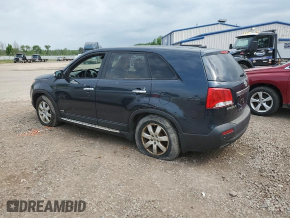 2013 Kia Sorento LX z VIN 5XYKTCA6XDG329602, wystawiony jako Copart lot #60485825 z przebiegiem 170 926 mil mil oraz Czysty tytuł • Clean title. Historia ofert i sprzedaży dostępna na DreamBid. Obrazek 2.
