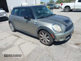 2008 MINI Hardtop S z VIN WMWMF73588TV33186, wystawiony jako IAAI lot #41981335 z przebiegiem 93 412 mil mil oraz . Historia ofert i sprzedaży dostępna na DreamBid. Obrazek 1.