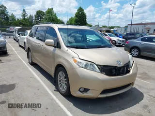 2013 Toyota Sienna XLE AAS z VIN 5TDYK3DC9DS284749, wystawiony jako IAAI lot #42197850 z przebiegiem 203 956 mil mil oraz . Historia ofert i sprzedaży dostępna na DreamBid. Obrazek 1.