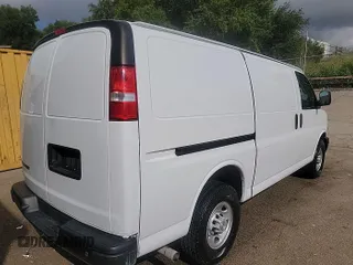 2022 Chevrolet Express Cargo z VIN 1GCWGAFP2N1259705, wystawiony jako IAAI lot #42558312 z przebiegiem 64 969 mil mil oraz . Historia ofert i sprzedaży dostępna na DreamBid. Obrazek 17.
