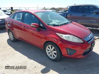 2013 Ford Fiesta SE z VIN 3FADP4BJ0DM107682, wystawiony jako IAAI lot #41772631 z przebiegiem 146 760 mil mil oraz . Historia ofert i sprzedaży dostępna na DreamBid. Obrazek 6.