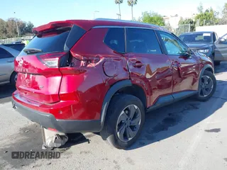 2024 Nissan Rogue SV z VIN 5N1BT3BA9RC705037, wystawiony jako IAAI lot #41827594 z przebiegiem 13 435 mil mil oraz . Historia ofert i sprzedaży dostępna na DreamBid. Obrazek 4.