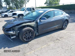 2018 Tesla Model 3 Long Range Battery z VIN 5YJ3E1EA2JF039262, wystawiony jako IAAI lot #42463443 z przebiegiem 77 482 mil mil oraz . Historia ofert i sprzedaży dostępna na DreamBid. Obrazek 2.