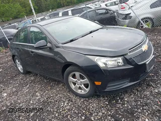2014 Chevrolet Cruze 1LT z VIN 1G1PC5SB8E7459642, wystawiony jako IAAI lot #42390614 z przebiegiem Nie podano mil oraz . Historia ofert i sprzedaży dostępna na DreamBid. Obrazek 1.