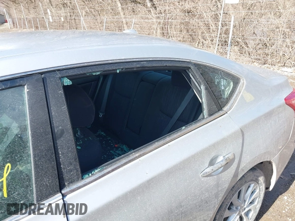 2019 Nissan Sentra S z VIN 3N1AB7APXKY372220, wystawiony jako IAAI lot #41723914 z przebiegiem 103 308 mil mil oraz . Historia ofert i sprzedaży dostępna na DreamBid. Obrazek 18.