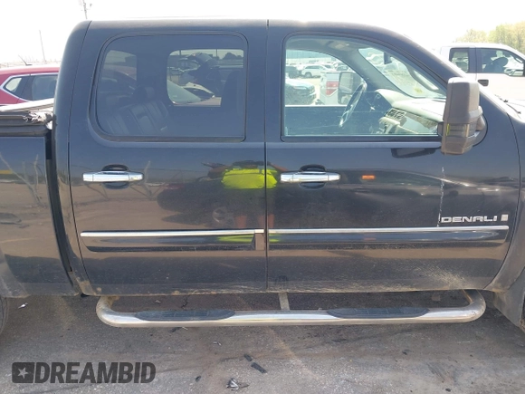 2008 GMC Sierra Denali z VIN 2GTEK638881272803, wystawiony jako IAAI lot #42269401 z przebiegiem 239 033 mil mil oraz . Historia ofert i sprzedaży dostępna na DreamBid. Obrazek 13.
