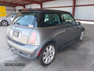 2004 MINI Hardtop S z VIN WMWRE33474TD80161, wystawiony jako IAAI lot #42585952 z przebiegiem 132 158 mil mil oraz . Historia ofert i sprzedaży dostępna na DreamBid. Obrazek 4.