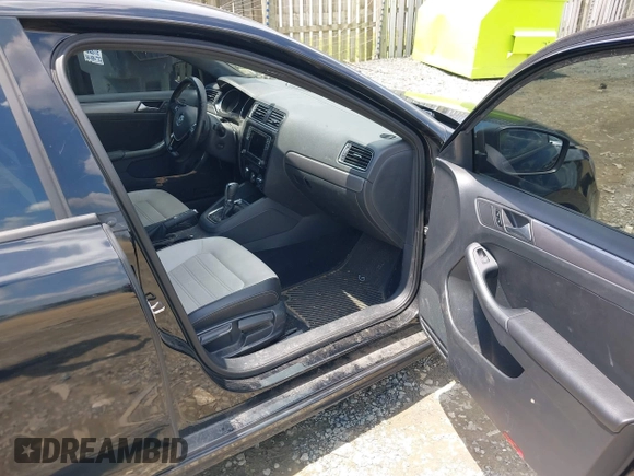 2016 Volkswagen Jetta Sport z VIN 3VWD17AJ2GM232702, wystawiony jako IAAI lot #42399962 z przebiegiem 175 038 mil mil oraz . Historia ofert i sprzedaży dostępna na DreamBid. Obrazek 5.