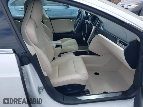 2018 Tesla Model S 75D z VIN 5YJSA1E28JF247985, wystawiony jako IAAI lot #42116586 z przebiegiem 102 062 mil mil oraz . Historia ofert i sprzedaży dostępna na DreamBid. Obrazek 5.